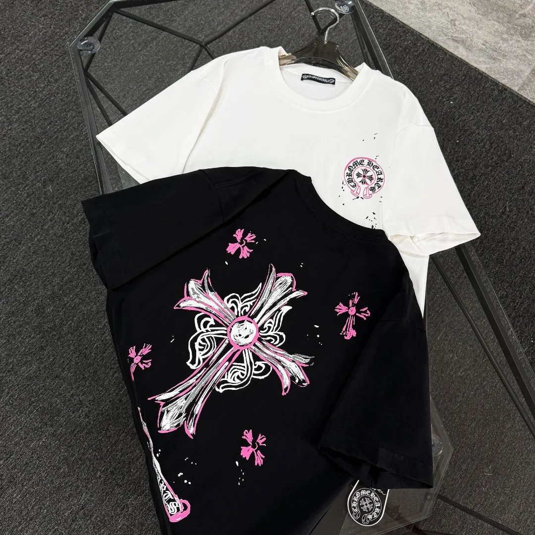 P170 Chrome Hearts Chrome Hearts 25 high-end versions. The fabric is made of 300 grams of high-density pure cotton. It does not deform or shrink. It has three labels. It is the same style for men and women. Technology: Digital printing. Color: White. Black. SIZE: S-XL.